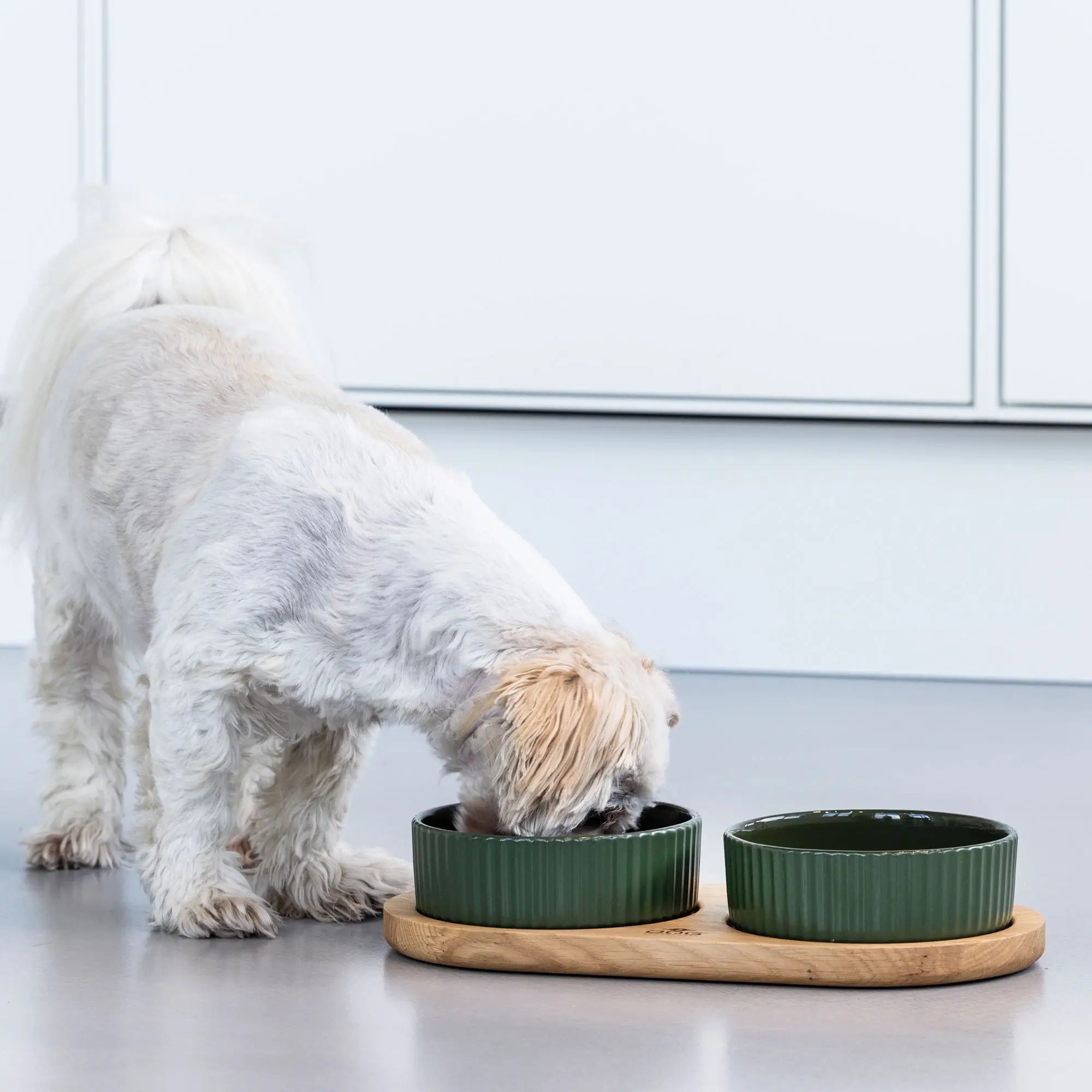 DOG Copenhagen Kronborg Food Bar, foderbar i egetræ med to stentøjsskåle, billede 6